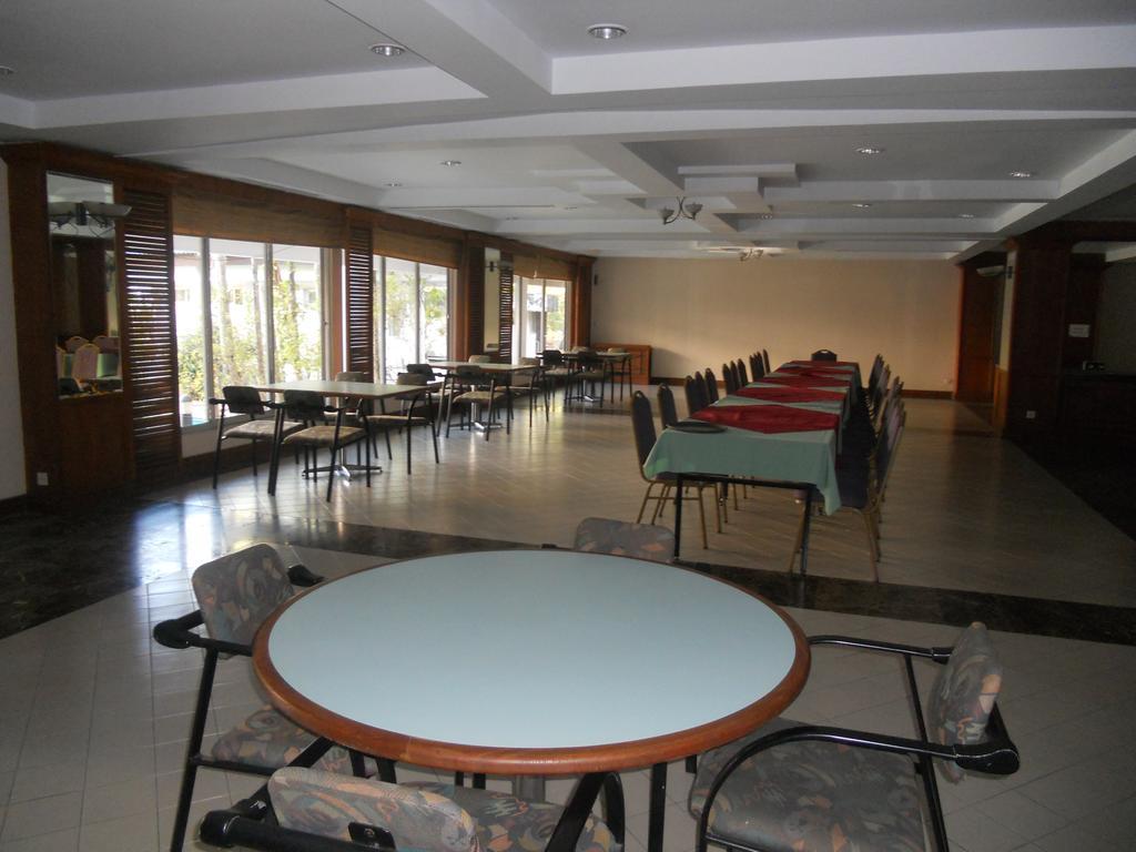 Seasons Of Yangon International Airport Hotel Buitenkant foto