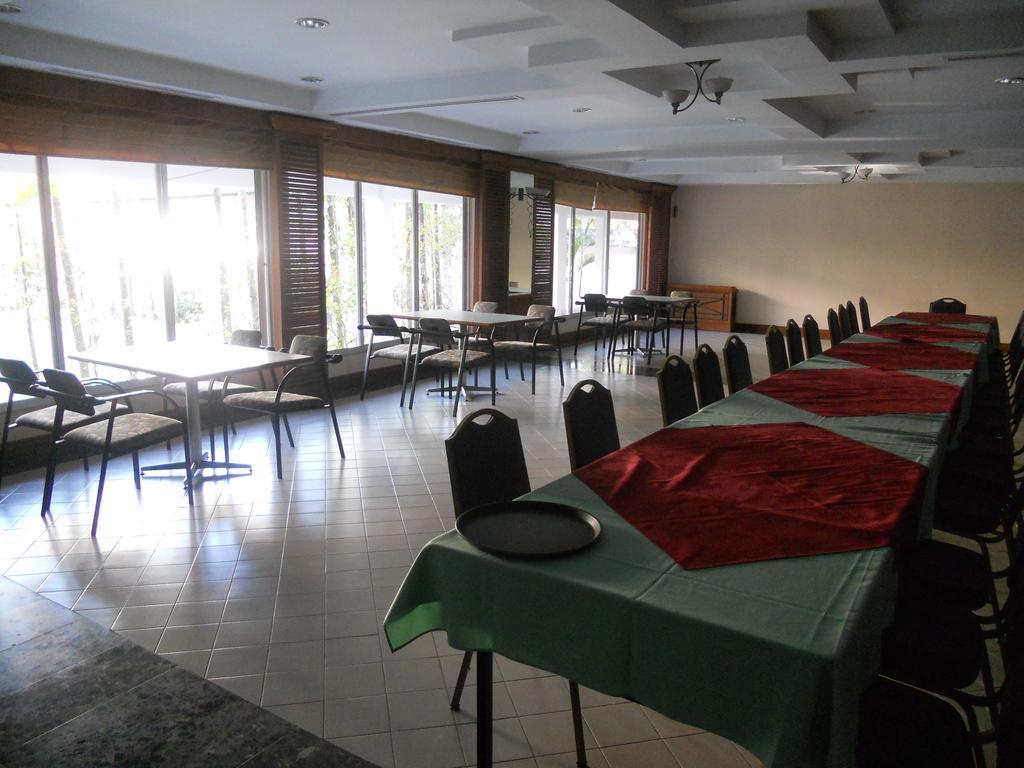 Seasons Of Yangon International Airport Hotel Buitenkant foto